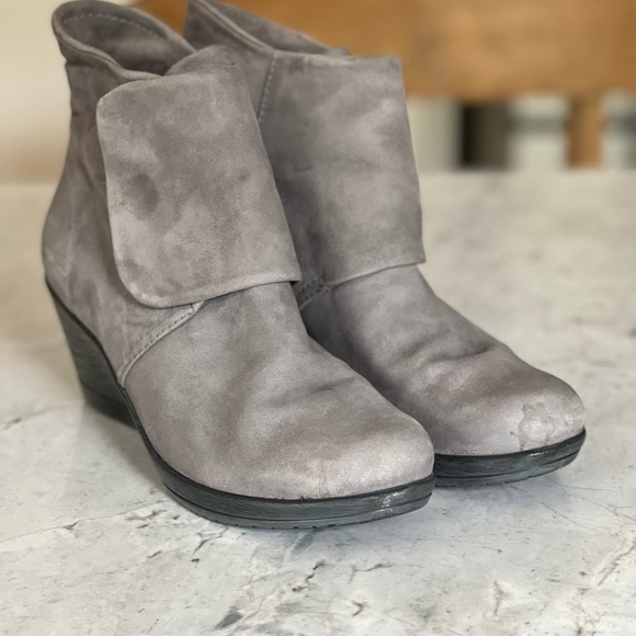 Dansko 36 Wedge Ankle Boots with Velcro Upper - Picture 3 of 4